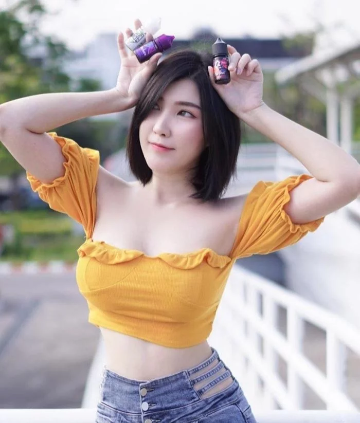 可爱俏皮的微胖小姐姐 配紧身高腰牛仔裤很好看