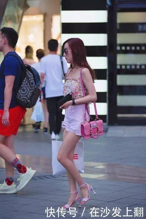 美女|美女脚上搭配上一双一字带的高跟凉鞋，让自己年轻时尚又有魅力
