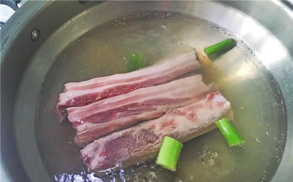 炖肉出的白沫,是营养还是脏东西切记这一步,猪肉鲜嫩无腥味