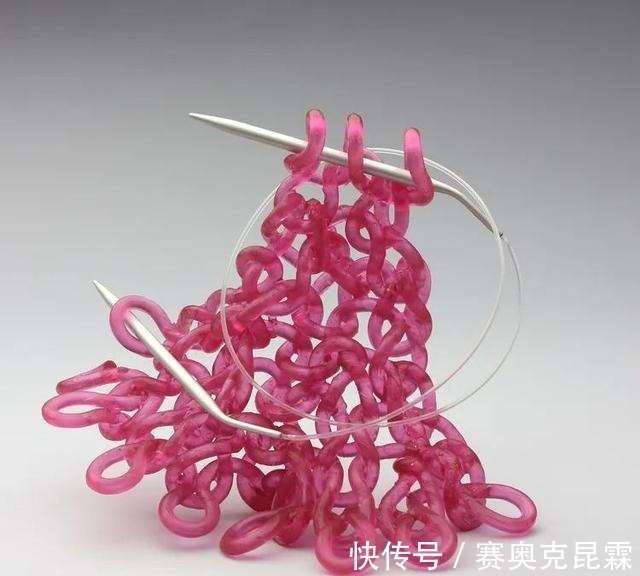 色彩#她是用玻璃雕塑“织毛衣”的第一人,这质感极其逼真!手太牛逼了