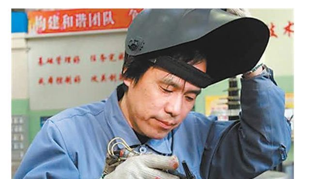 中国“焊接第一人”高凤林:拒绝外企8倍年薪,闲时焊接东风导弹