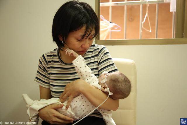 保温箱|泪目!女子求助无门欲拔掉娃的氧气时,孩子突然伸手给她擦眼泪