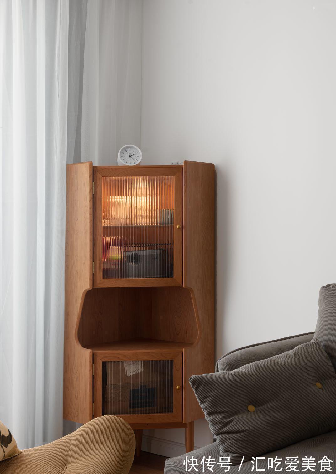 家居|客厅不要茶几和电视,77㎡越住越大,室内干净清爽,把人深深迷住