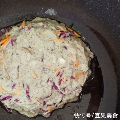 紫甘蓝丝|今晚花10分钟做好豆渣鸡蛋蔬菜饼，明天便当就吃它