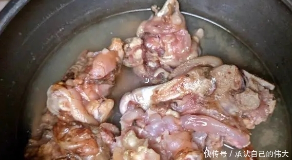 酱猪蹄怎么做才美味?学会这个做法,只需3味料,猪蹄又香又入味