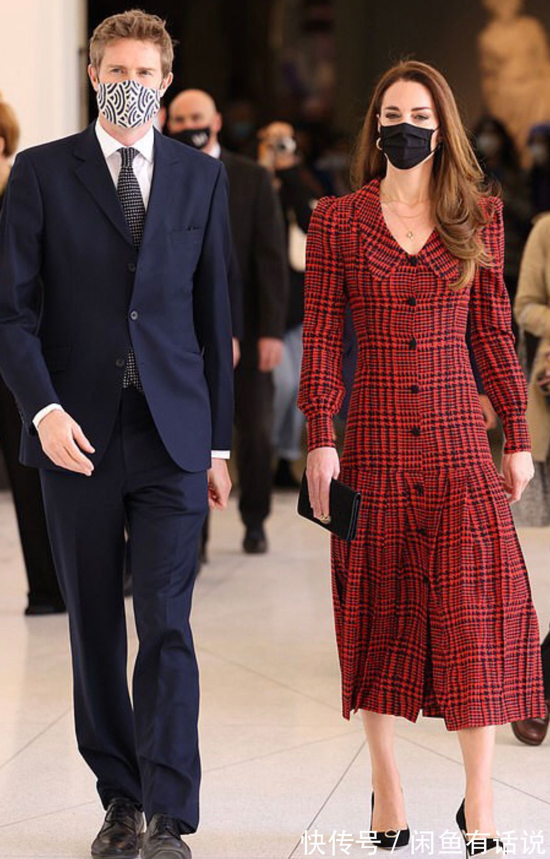 红色|凯特王妃亲手布置圣诞树,穿万元红毛衣配黑裤,优雅又有氛围感