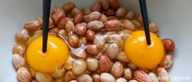 花生米里加2个鸡蛋,比红烧肉还香,我家一周吃3次,每次上桌抢光