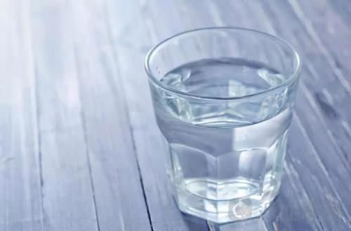 早起的第一杯水：蜂蜜水、淡盐水等应该如何选择？一文看懂