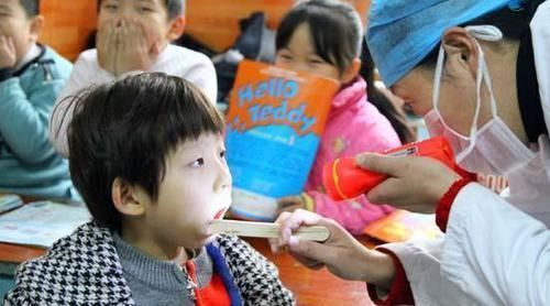 称赞|8岁男孩误食“干燥剂”，宝妈机智一招救了孩子，医生称赞不已