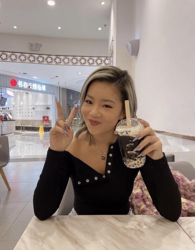 踢馆《创造101》现象级爆火，走欧美性感风，手捧奶茶单纯辣妹？