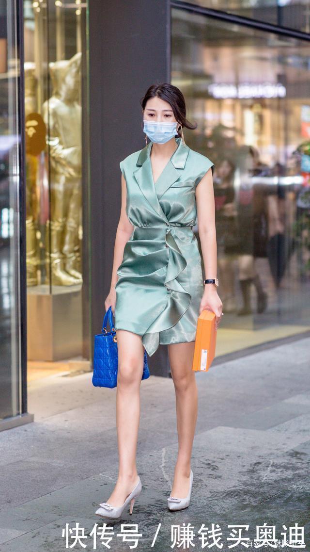 初秋时节穿连衣裙，不要搭配凉鞋了，搭配尖头细跟鞋更有女人味