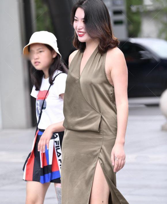 简约大方的挂脖裙，穿出了辣妈清爽洒脱的美，靓丽耐看又优雅