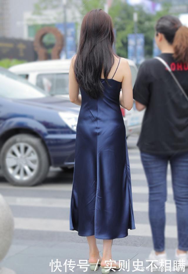 黑白灰 街头穿着连衣裙的美女展现潮流新风尚,使气质更加特别