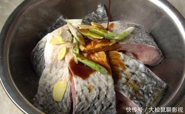 鲤鱼|鲤鱼最过瘾的吃法,不加水煮不用蒸,鲜嫩无腥味,5斤鱼一顿解决