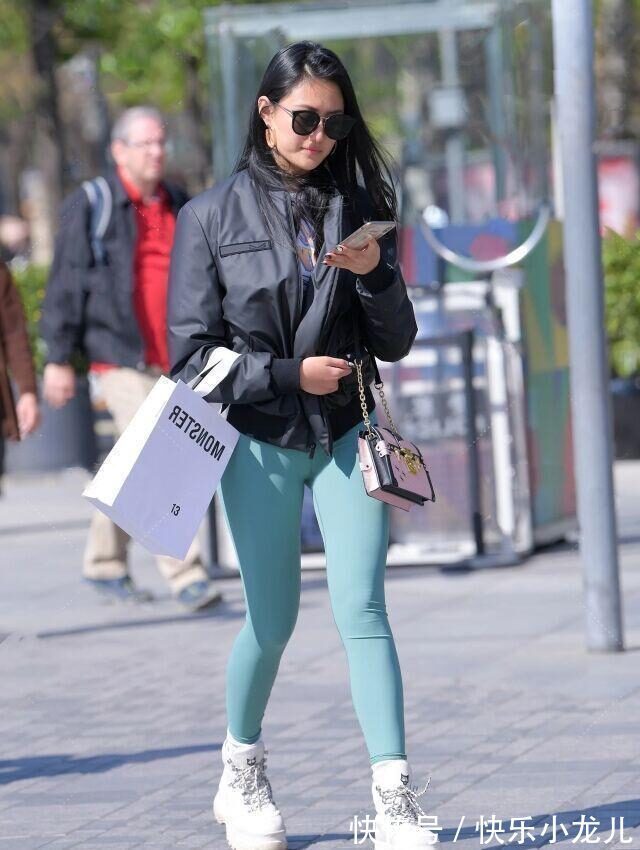 女神 打底裤的打扮尽显优雅气息,展现女神的自信,好看又不简单