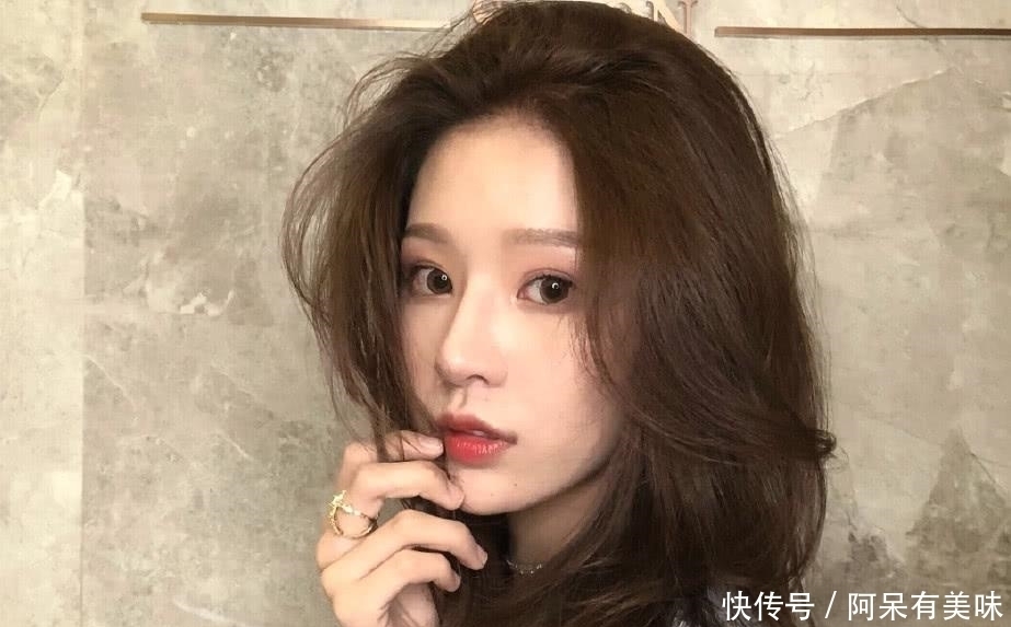 女生留这4种刘海会显脸小,八字刘海已落伍,“S型”的它最遮肉