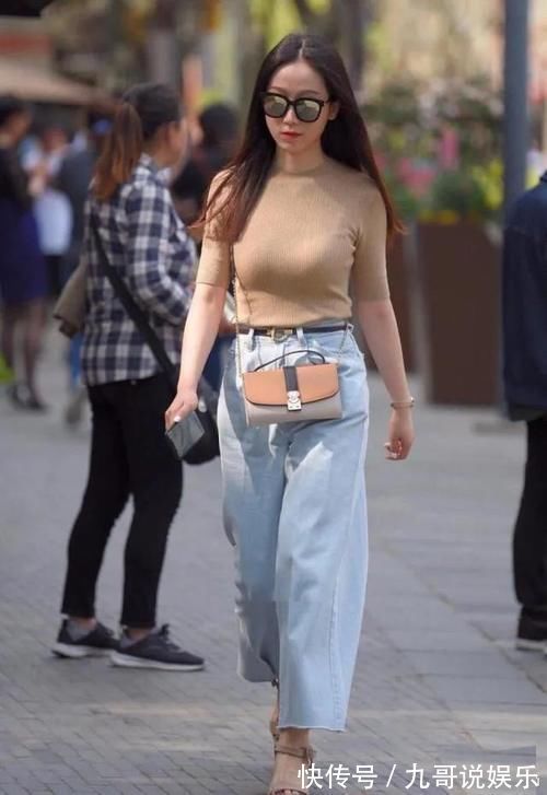 裤子|美女穿搭：这种裤子太宽松了，简直可以装2个人了，一点也不显身材