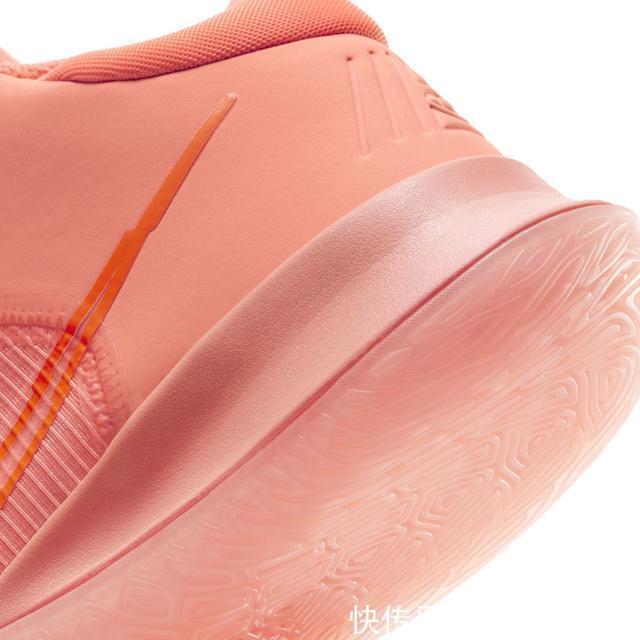 骚粉色调点缀鞋身!Kyrie签名鞋又出全新配色