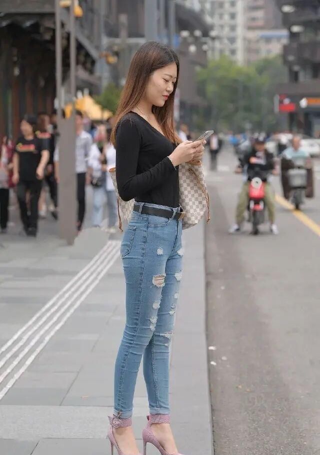 领略|还穿什么短裤,“破洞裤”时髦又显瘦,带你领略与众不同的夏日