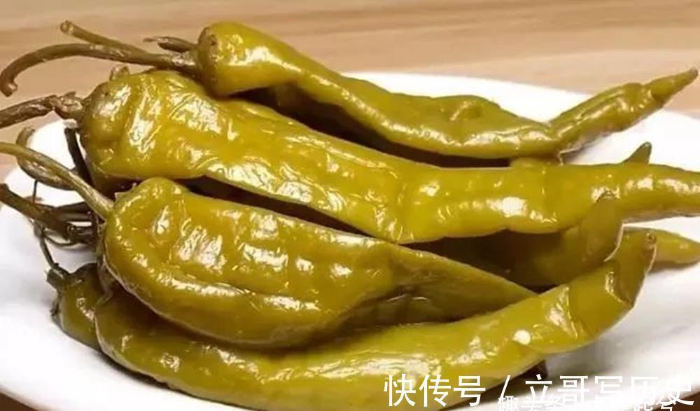 阳台上|一瓶啤酒倒入辣椒里，教你一招，酸辣可口，3天就能吃