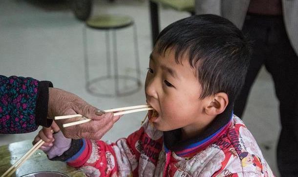 发育|4种早餐会耽误孩子身高发育，以后别给孩子吃了，许多家长天天做