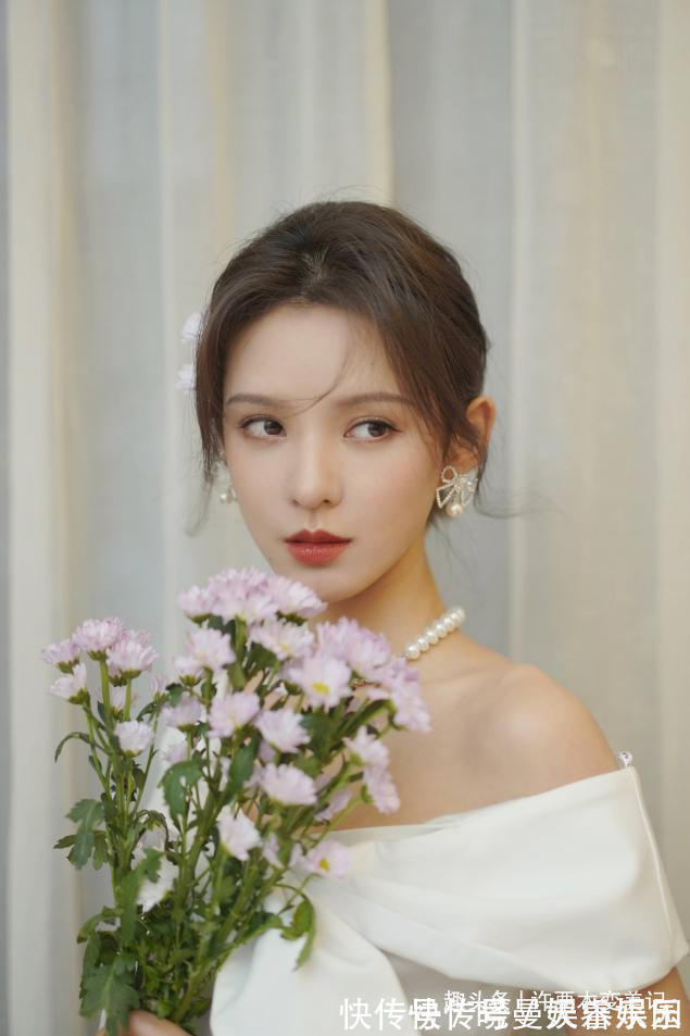 珊瑚色 女人涂口红时,要改掉这3个“坏习惯”,不然再贵口红都掉色沾杯