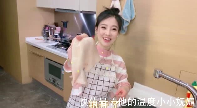 拜托了冰箱|馮提莫在家做毛血旺,離開(kāi)10cm驢蹄鞋,廚房水槽直接暴露身高