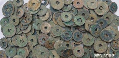 皇宫中发现一枚古铜钱,上面刻着4个字,皇帝一看又怕又恨