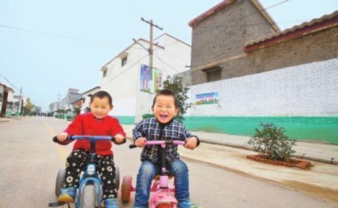 小男孩|2岁“超早熟男生”坐高铁,抱着小姐姐就不撒手,分别后崩溃痛哭