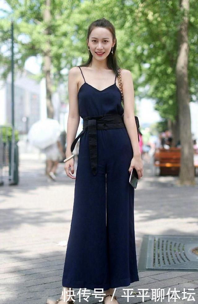 黑色T恤衫搭配格子百褶裙,清纯迷人,学生气十足