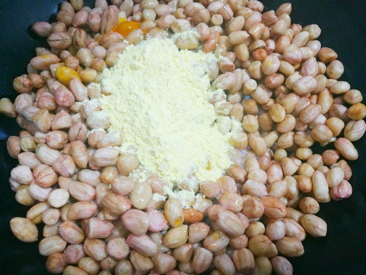 自制糖霜花生，酥脆又香甜，一颗接着一颗，好吃到停不下来