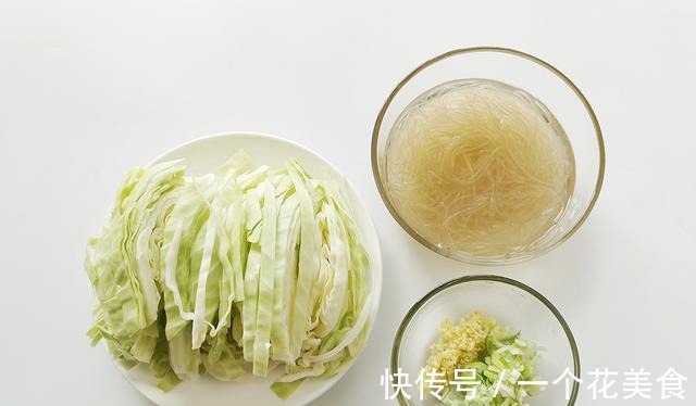 包菜炒粉条时,很多人第一步就错,教你正确做法,脆爽入味又下饭!