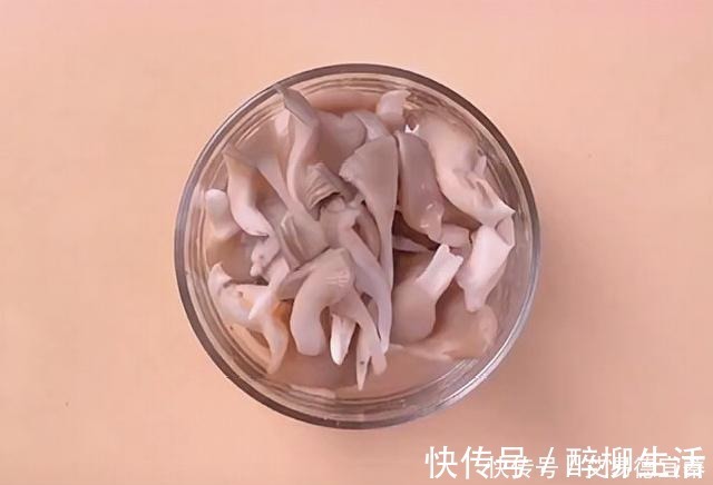 这个早餐饼是女儿的最爱，营养全面，早起15分钟就能搞定