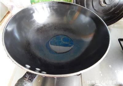 苦瓜炒肉丝是有诀窍的,这样炒苦瓜不苦,肉丝不柴,色泽翠绿好吃