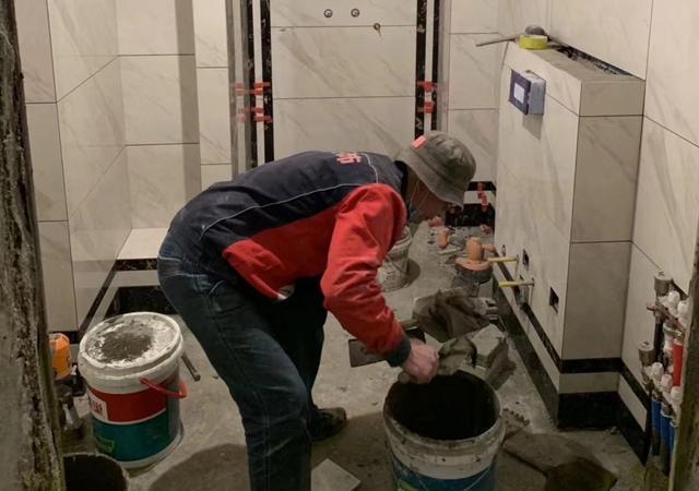 地压墙|卫生间铺贴瓷砖，装修公司建议做墙压地，这是行业标准还是套路