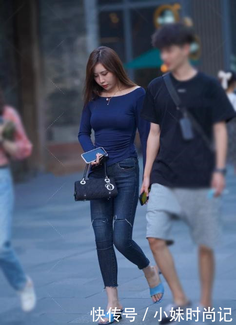 搭配|街拍:初秋唯美的搭配,藏青色小衫配紧身牛仔裤,你也可以美得出俏
