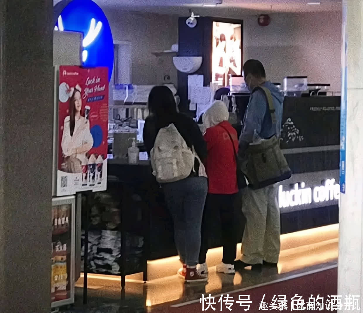 中国跳水队|小馋猫买零食!全红婵被2大“保镖”保护,有人拎包有人负责监督