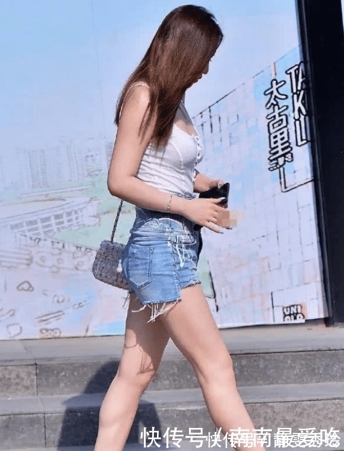 气质|街拍美女穿背心搭配短裤，走路自带气质，让人难忘