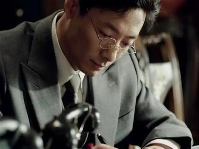 他曾是赵薇的班长,出道多年不争不抢,成为低调的金牌演员