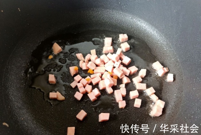 胡萝卜丁|剩米饭不要再扔掉了,跟鸡蛋一起炒,色泽诱人,小时候的味道