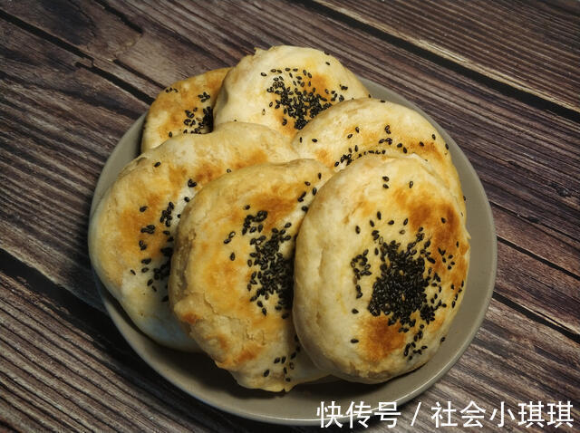 黑芝麻|两勺芝麻酱、一碗面粉,教你在家做麻酱烧饼,学会不用再去买了