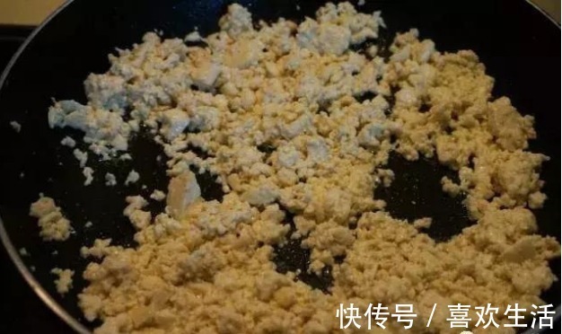 鸡蛋和豆腐在一起堪比大鱼大肉,营养好吃,妈妈们学起来