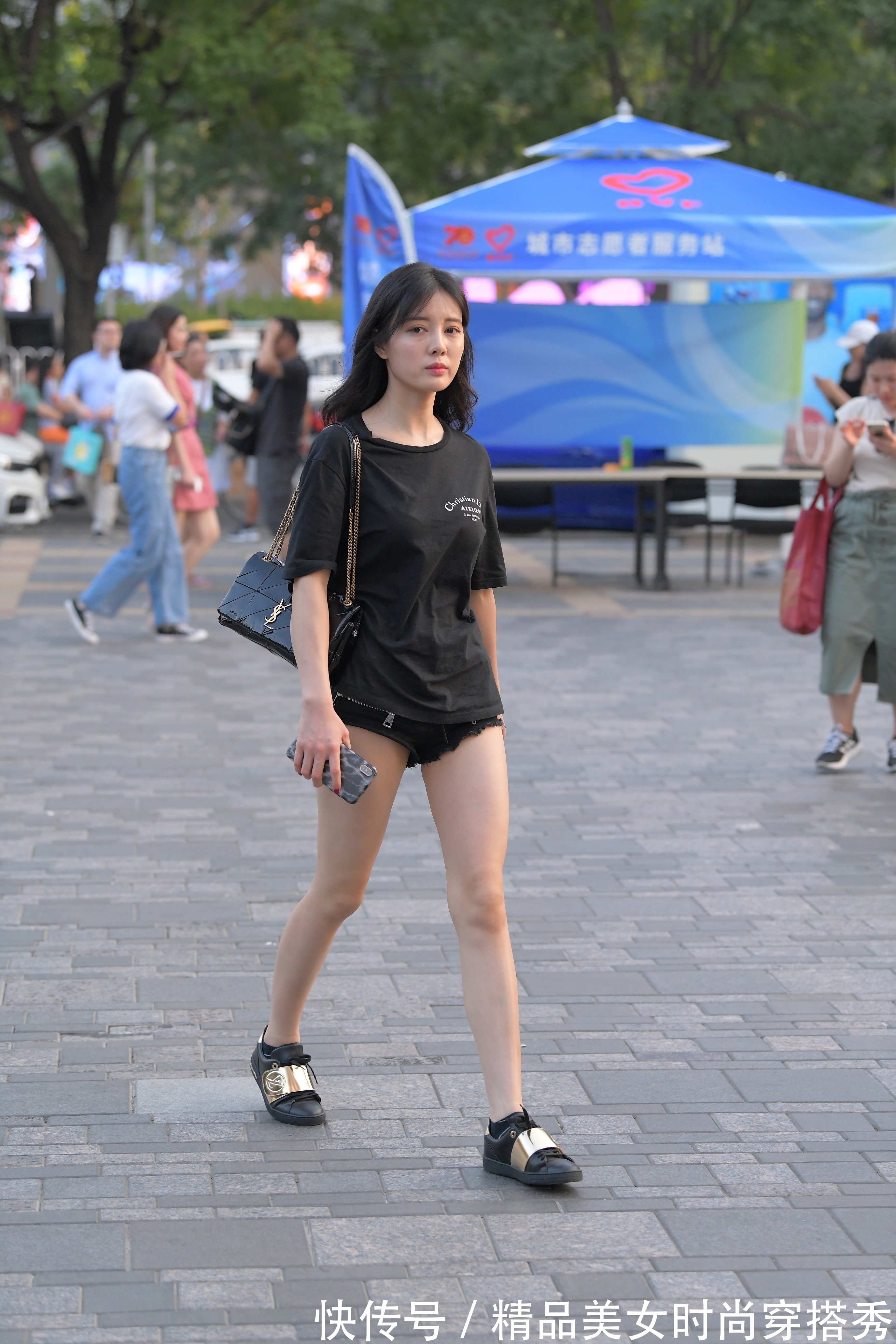 T恤 纯色的黑色T恤,下搭一条黑色的短裤,在大街上同样很是耐看