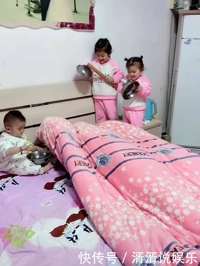 睡眠时间|爸爸睡懒觉,三个宝宝“敲锣打鼓”叫起床,爸爸生无可恋笑翻网友