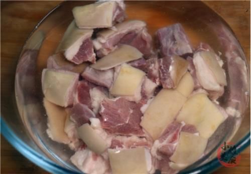 洗羊肉时，只用水冲等于白洗，教你正确做法，羊肉干净、无膻味