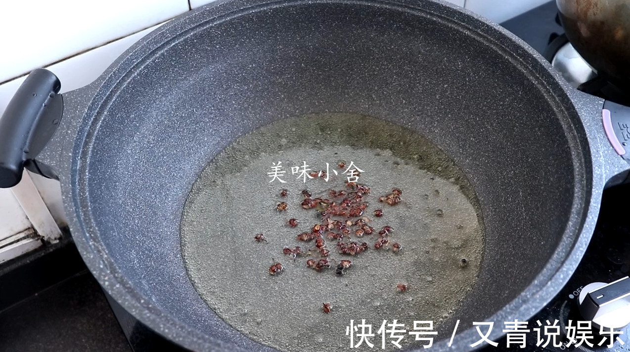 猪肉和粉条别再乱炖了，教你个农村特色吃法，一做一大盆不够吃