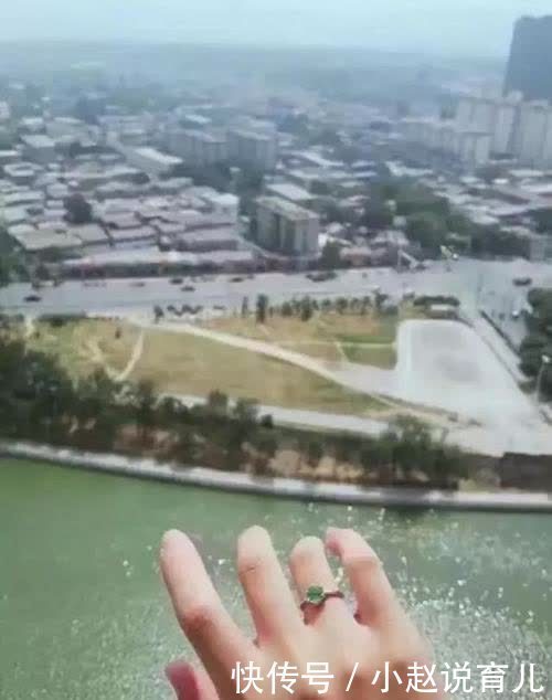 用酒瓶做的祖母绿钻石!你别说,如果不是这个酒瓶,还真的很像宝石!