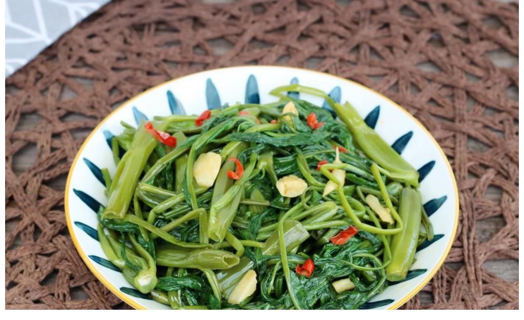 蒜蓉炒空心菜|炒空心菜别焯水，学会餐馆的做法，多加2物，爽脆入味不发黑