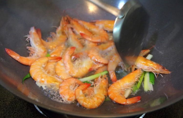 煮虾时用错水，难怪虾肉又老又腥！教你正确做法，虾肉嫩又香