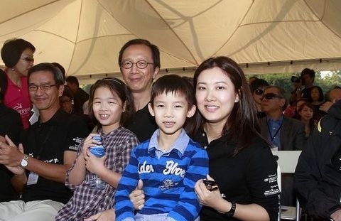 家!与梁锦松已离婚?两人不同方式作出回应